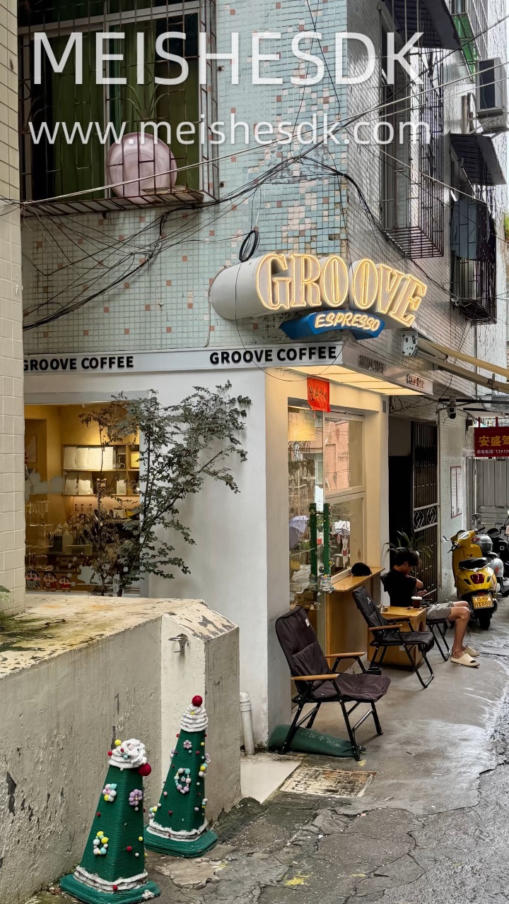 藏在巷子里的原木风治愈咖啡店 推门进去却是暖暖的原木空间 墙面贴满可爱贴纸 氛围感直接拉满随手一拍都很出片 发呆、和朋友闲聊小聚都超合适‼️ - ✔️全麦紫薯蛋黄芋泥欧包 绵密芋泥➕咸蛋黄➕肉松 咸甜交织 面包松软有嚼劲 配咖啡刚刚好 ✔️饼干杯开心果Dirty 下层开心果Dirty 上层绵密开心果奶盖 杯子可以直接吃掉 仪式感拉满 ✔️开心果斑斓榴莲青提 斑斓的清香打底 榴莲绵密浓郁 搭配清甜青...
