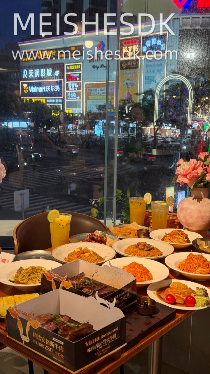 确实是湛江霞山zui有氛围的餐厅🍴！！！！！！  来国贸逛街给我🐛这家餐厅 满满一桌 颜值味道双在线 落地大玻璃窗位 傍晚看着街景华灯初上 氛围感直接拉满🥂不管情侣约会还是朋友聚餐都很适合 随手一拍都是大片📷 - ✔️泰式冬阴功鸡肉炒饭 冬阴功酸辣香气十足 混着菠萝清甜 口感层次丰富 ✔️岩烤牛扒/焦糖菠萝牛肋条 石盘上桌滋滋作响 牛扒软嫩多汁 牛肋条搭配菠萝自带甜香 吃着不腻 ✔️香煎T骨猪扒 ...