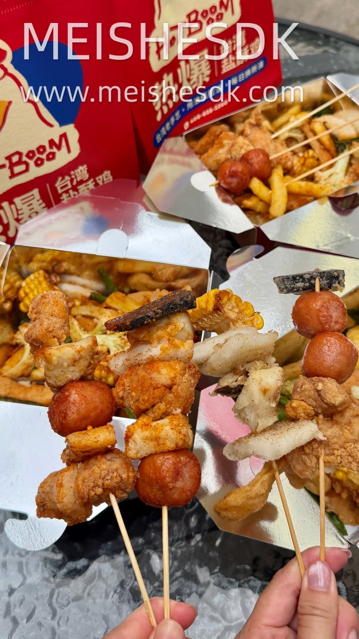 夯爆了！有这样牛的盐酥鸡进入湛江这里。。。  真的超爱他家的盐酥鸡🥹现点现炸 一口下去很juicy 鸡肉炸得酥酥脆脆 趁热吃很绝 还有专属甩油机沥油 吃起来外皮干爽不腻手 告别油乎乎的炸货感 灵魂九层塔高温爆香 独特草本香气直接把风味拉满‼️ . ✔️台湾盐酥鸡十合一明星套餐 在这里一次性吃到台式老式炸货 性价比很🉑 盐酥鸡外脆里嫩 肉汁锁在里面 波波肠 Q弹弹牙 一口一个超香 甜不辣台式夜市经典...