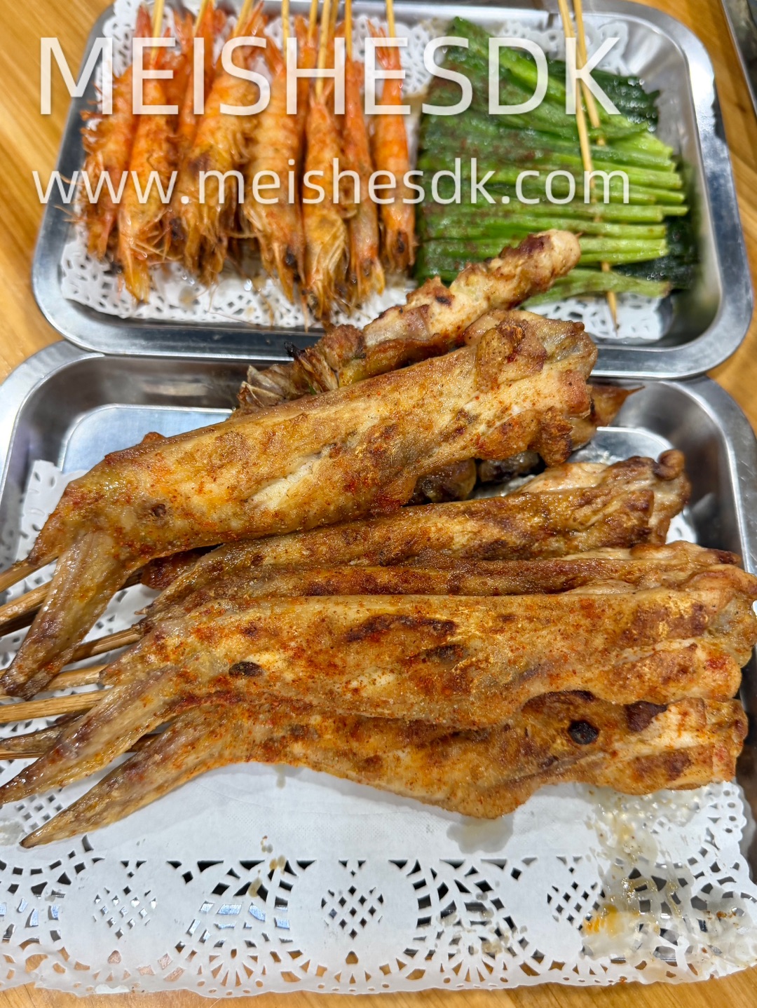 国庆来湛江吃夜宵 给我🐛这家老式大排档  一到饭点座无虚席 烟火气拉满‼️ - ✔️海鲜粥 粥底绵密细腻 海鲜鲜味熬进粥里 热乎乎一碗 鲜而不腥 暖胃首选 ✔️蛋肉炒粉 大火猛炒锅气十足 蛋香裹满每一根粉 干爽弹牙 ✔️烤虾一打 炭火现烤 虾壳烤得焦 虾肉紧实鲜甜 超过瘾 ✔️湿辣牛肉一打 湛江烧烤灵魂 湿辣酱汁入味 软嫩带劲 越嚼越上头 ✔️生蚝一打 新鲜生蚝配上秘制蒜蓉 炭火锁汁  蚝肉饱满多...