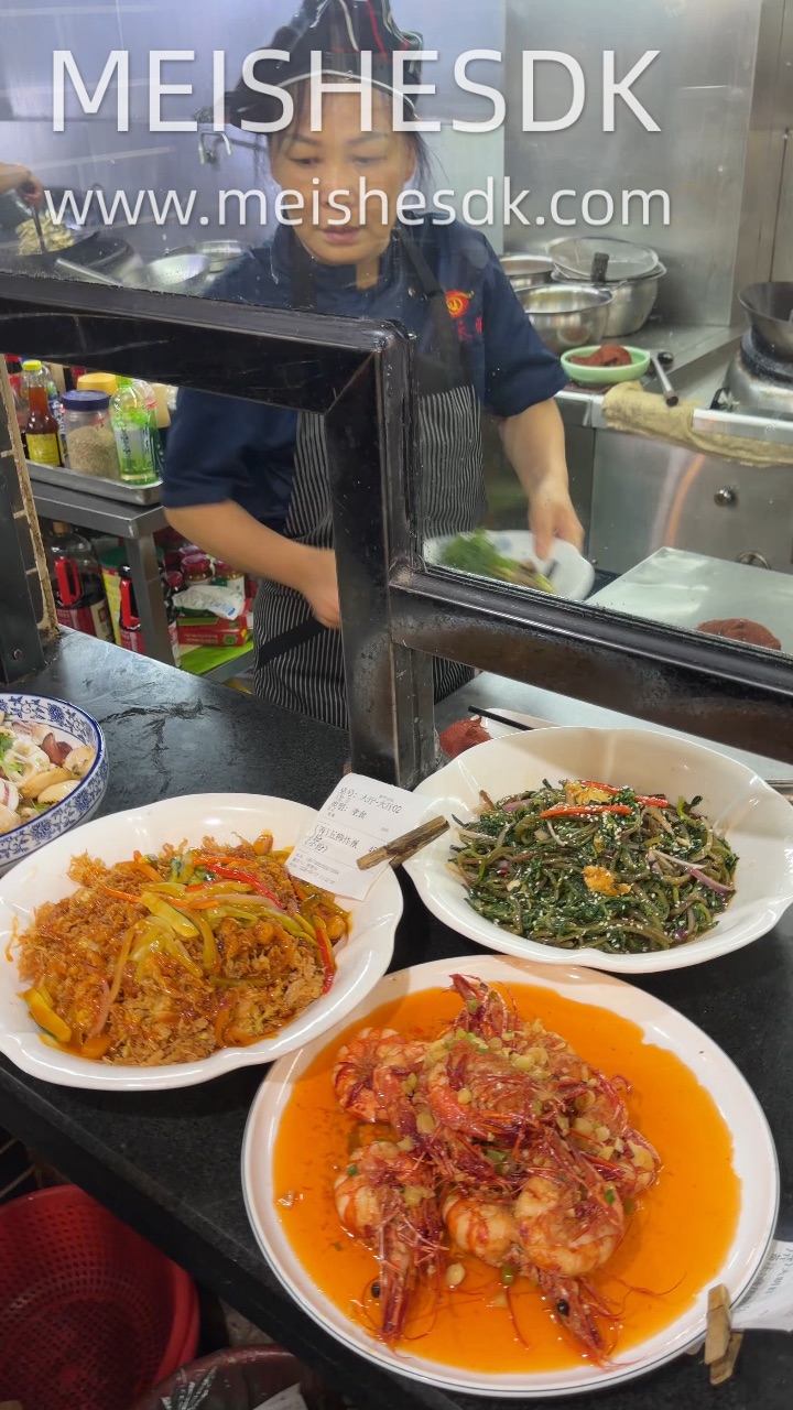 一到饭点就坐满了本地阿叔阿婆的老嘢饭  开了20年 已经是吃了好多次的小店了！！ . 🔥推荐： ✔️沙虫干鱼肚东风螺煲鸡汤 老火慢熬 鲜到骨子里 沙虫干自带海味 鱼肚软糯 东风螺提鲜 汤色醇厚 喝汤先暖胃 满满的胶质 鲜而不腥 ✔️盐焗巴浪鱼 鱼肉紧实入味 咸香锁鲜 越嚼越香 ✔️渔家生炒大明虾 大火猛炒锁住虾汁！虾肉Q弹饱满 鲜甜弹牙 锅气十足 原汁原味的海虾本味 ✔️葱油淋三鲜｜鱿鱼+鲍鱼+瑶...