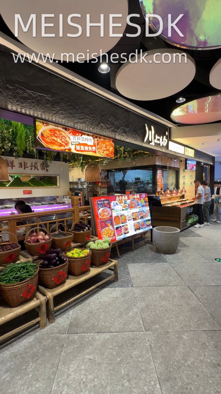 川上约算是湛江潮流江湖辣菜集合地 每个月都会上新潮流辣菜 经典老菜也一直保留 每次来都能挖到不一样的美味 朋友家庭聚餐直接🐛 - ✔️凤爪蛙蛙煲  老师傅专门做了湛江本地化改良 口味适配本地 吃辣星人狂喜🌶 蛙肉吸满了浓郁的汤汁 咬一口又嫩又弹 香到嗦手指 凤爪慢炖到软糯 轻轻一抿就脱骨 汤汁浓郁香辣 辣度还可以按需调整 不能吃爆辣的朋友也放心冲！ ✔️点这个煲做主菜 自助区水果、炸物、小吃、凉拌...