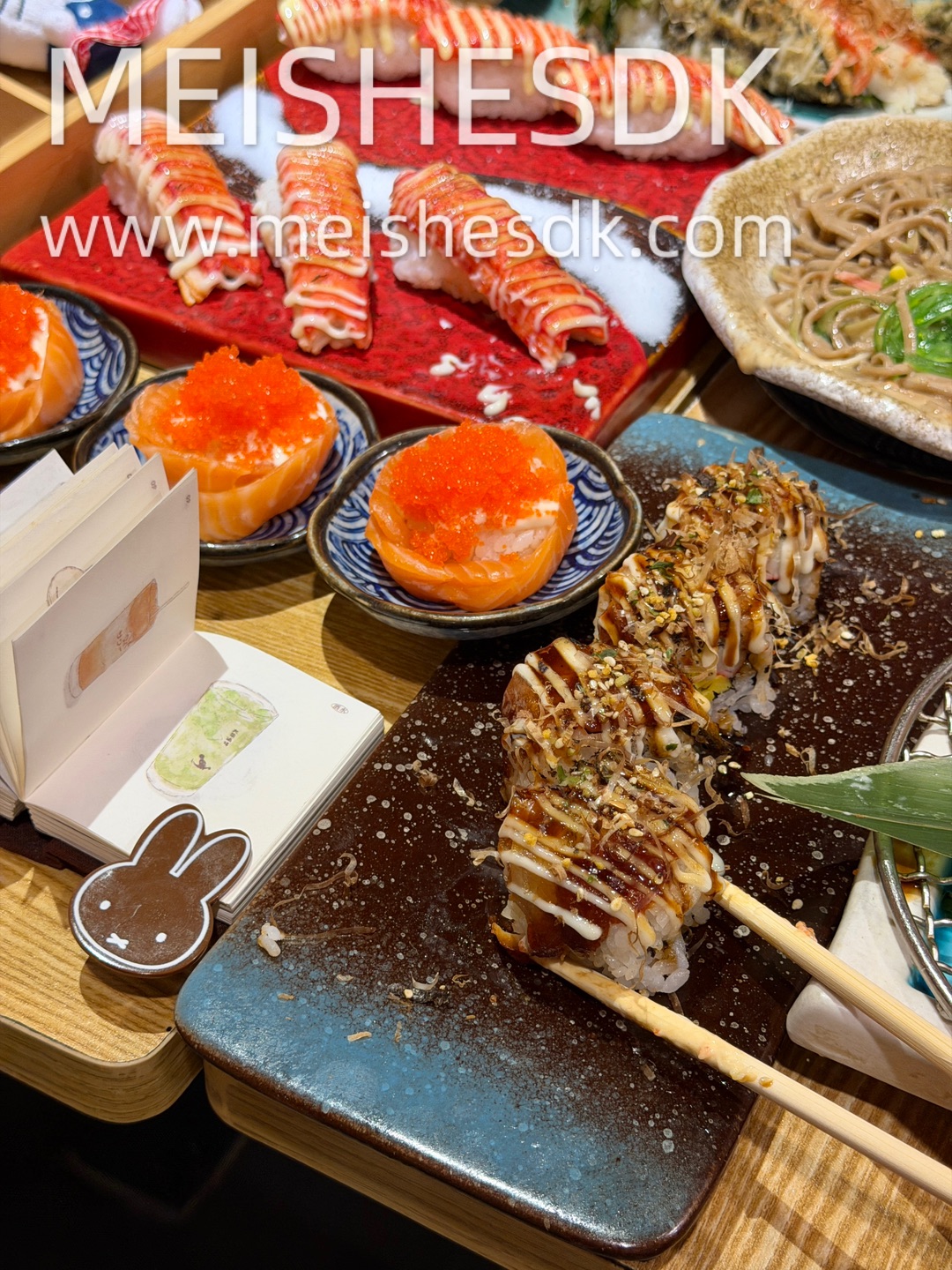 藏在霞山昌大昌附近的创意寿司店🍣复古氛围感拉满 很有深夜食堂那味儿 无论是约会、朋友小聚都合适 性价比都很在线！ - 🔥推荐： ✔️赤焰火炮蟹脚拼盘（3甜3咸） 上桌自带火焰特效 蟹棒表层炙烤焦香 肉质鲜甜嫩滑 甜咸两种口味一次解锁 创意和口感双在线！ ✔️一飞冲天蟹脚杯 颜值超高的一杯寿司！酥脆炸蟹脚立在杯里  底下铺满米饭、配菜 一口层次丰富 ✔️超长蟹柳taco 比手掌还大的日式taco 海...
