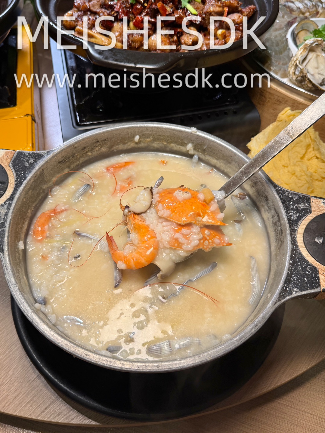 大火猛炒锁住虾汁！虾肉Q弹饱满 鲜甜弹牙 锅气十足 原汁原味的海虾本味 ✔️葱油淋三鲜｜鱿鱼+鲍鱼+瑶柱 鲜货三件套！鲍鱼脆嫩、鱿鱼爽口、瑶柱自带鲜甜 热油激香葱油 香气直接炸开 清爽不腻 ✔️五柳炸蛋 蛋液炸得蓬松酥脆 酸甜开胃的五柳酱汁牢牢挂住 酸甜爽口解腻 配上米饭绝了  - 🏠：天天旺美食城（解放西路店） 🈺：09:00-14:00 17:00-21:00 📍霞山区东新街道建设二横路与解放...