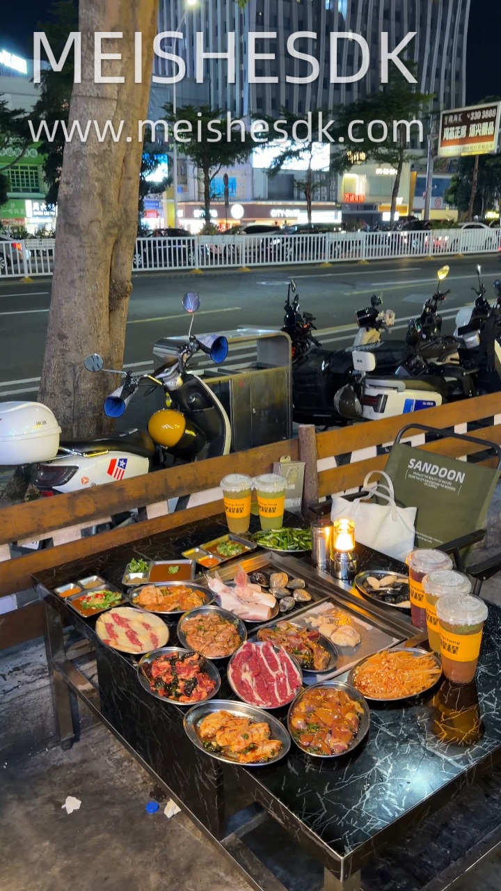 （湛江）近期吃到zui满意烤肉🥩（座无虚席  爱吃烤肉的 别错过这家肥程程鲜肉炭烤 酱料多样 晚上坐在路边 吹晚风吃炭火烤肉 配上清爽柠檬茶 聚餐氛围感直接拉满！  - ✔️紫苏牛肉 薄切牛肉裹满紫苏 清新香气渗入肉里  炭火一烤鲜嫩入味 层次超丰富 ✔️牛肋条 肉质紧实带筋 炭烤之后香气迸发 越嚼越香 ✔️鲜切牛肉肥瘦相间 烤完油润带劲  车螺贝新鲜弹牙 带壳烤制锁住原汁原味 ✔️鱼腩翅 肉质细...