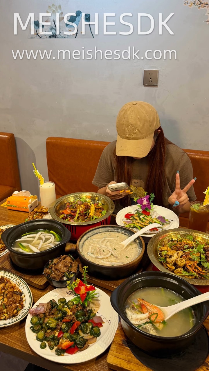 来湛江想吃地道海鲜给我🐛这家 本地人私藏海鲜菜馆 菜品新鲜 价格亲民 带家人吃饭很合适！！ - ✔️沙虫汤 沙虫处理得很干净 脆嫩弹牙 没有半点沙感 天然海味不用过多调味就足够惊艳 来湛江必试特色汤品 ✔️海鲜汤 汇聚多种当日鲜活海货 虾、贝类、海鱼一锅出 汤底醇厚柔和 满满的大海本味 料多实在 一口喝到多种海鲜的鲜甜 不腥不腻 ✔️沙虫粥 砂锅熬煮绵密粥底 沙虫脆嫩爽口 鲜到骨子里 一口感受大海...