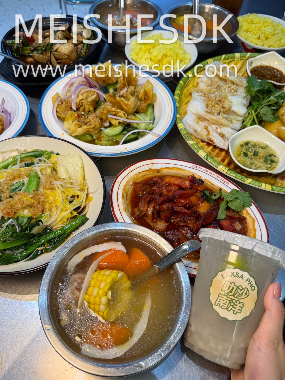 和姐妹挖到一家南洋风味平价小馆 早餐、午餐、晚餐一站式搞定 人均20+吃到撑 本地人私藏宝藏店 学生党、打工人午餐首选这里！！ - ✔️招牌果园鸡 鸡皮金黄透亮 鸡肉嫩到爆汁紧实不柴  搭配秘制葱油蘸料 好好吃🤤 ✔️泰汁豆腐炸 外皮炸得金黄酥脆 淋上酸甜泰汁 外脆里嫩 ✔️海底椰玉米萝卜猪骨汤 玉米胡萝卜➕海底椰 清甜润口 解腻一流 ✔️蒜蓉杂菜 新鲜时蔬铺满蒜蓉 清爽解腻 荤素搭配刚刚好 - ...