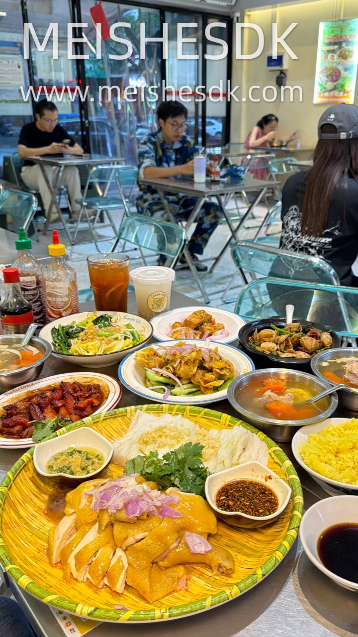 和姐妹挖到一家南洋风味平价小馆 早餐、午餐、晚餐一站式搞定 人均20+吃到撑 本地人私藏宝藏店 学生党、打工人午餐首选这里！！ - ✔️招牌果园鸡 鸡皮金黄透亮 鸡肉嫩到爆汁紧实不柴  搭配秘制葱油蘸料 好好吃🤤 ✔️泰汁豆腐炸 外皮炸得金黄酥脆 淋上酸甜泰汁 外脆里嫩 ✔️海底椰玉米萝卜猪骨汤 玉米胡萝卜➕海底椰 清甜润口 解腻一流 ✔️蒜蓉杂菜 新鲜时蔬铺满蒜蓉 清爽解腻 荤素搭配刚刚好 - ...