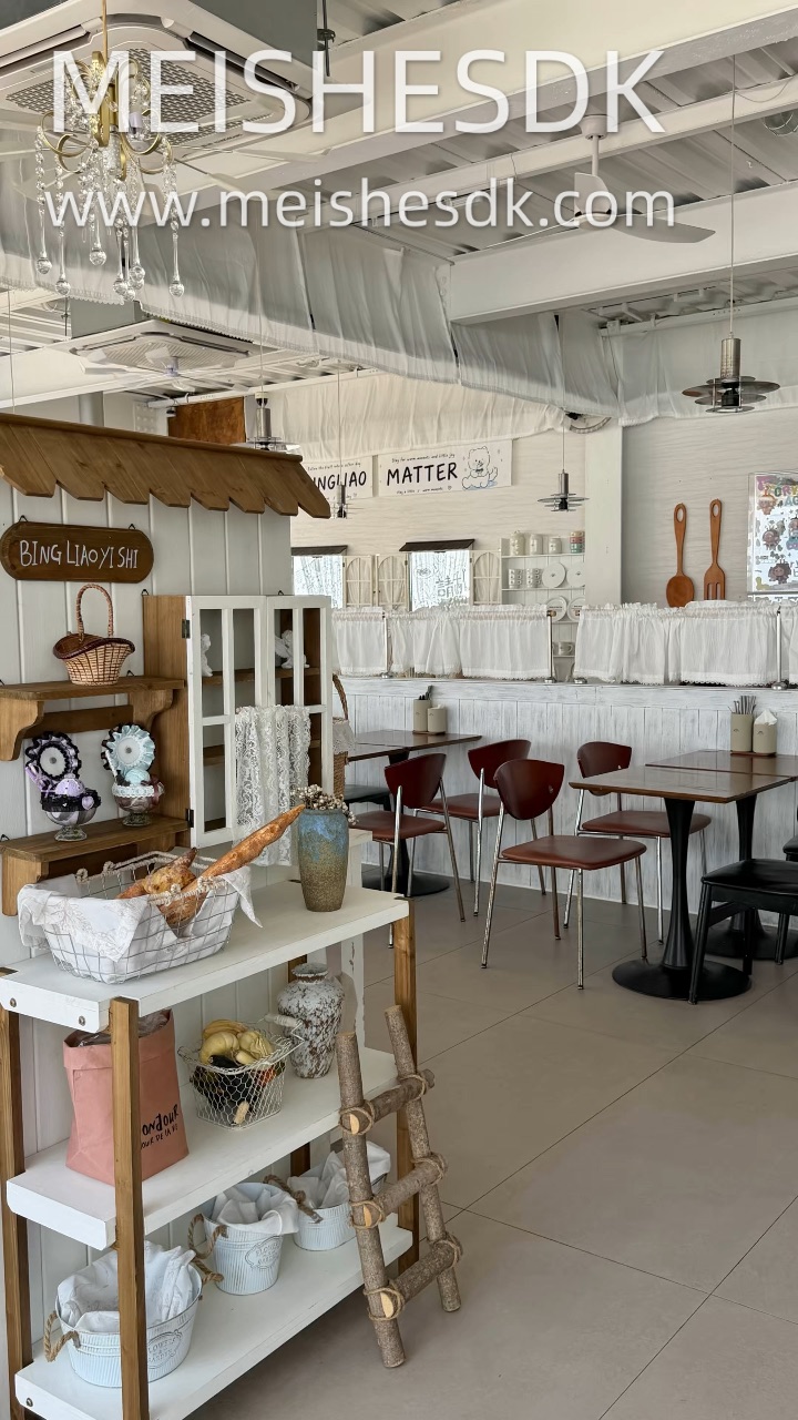 湛江万达附近。。。反复去的漂亮下午茶！！🫧🧁  这家韩系甜品店太懂女生了 奶白韩系轻工业风 通透落地窗搭配白纱帘 店里干净又温柔，随便一拍都是韩系画报📸闺蜜下午茶、情侣约会来这里刚刚好！ . 🔥推荐： ✔️小羊咩咩冰🐑 软绵绵的云朵棉花糖盖在刨冰上 甜度恰到好处  吃完整个人都被治愈 可爱到不忍心挖开！ ✔️瀑布蜂蜜芥末薯条🍟 现炸粗薯条外脆里糯 厚厚蜂蜜芥末酱哗啦啦淋满整条薯条 咸甜交织带着柔和...