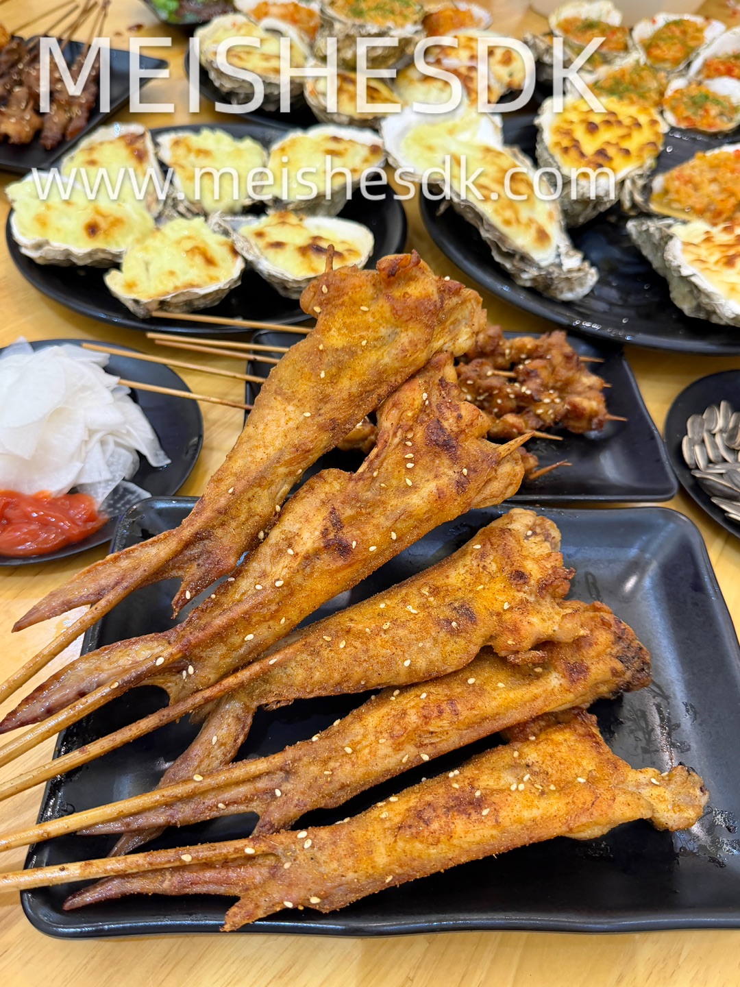 分享一家宝藏夜宵店 一到晚上满是烟火气 随便点都不踩雷 妥妥的深夜治愈食堂 他家生蚝是出了名的实在 每只都比手掌还大 个头饱满得能看见厚实的肉 咬下去满是鲜甜汁水 新鲜度很🉑🉑  . ✔️蒜蓉烤生蚝 蒜香浓郁 蚝肉饱满多汁 ✔️芝士焗生蚝 奶香拉丝 咸香醇厚 一口沦陷 ✔️瑶桂虾米海虾鲜蚝鸡肉粥 分量好足 用料超丰富 煮出来的味道很清甜 ✔️还有各式烤串、烤西葫芦 各种肉串焦香十足 越嚼越香 再来...