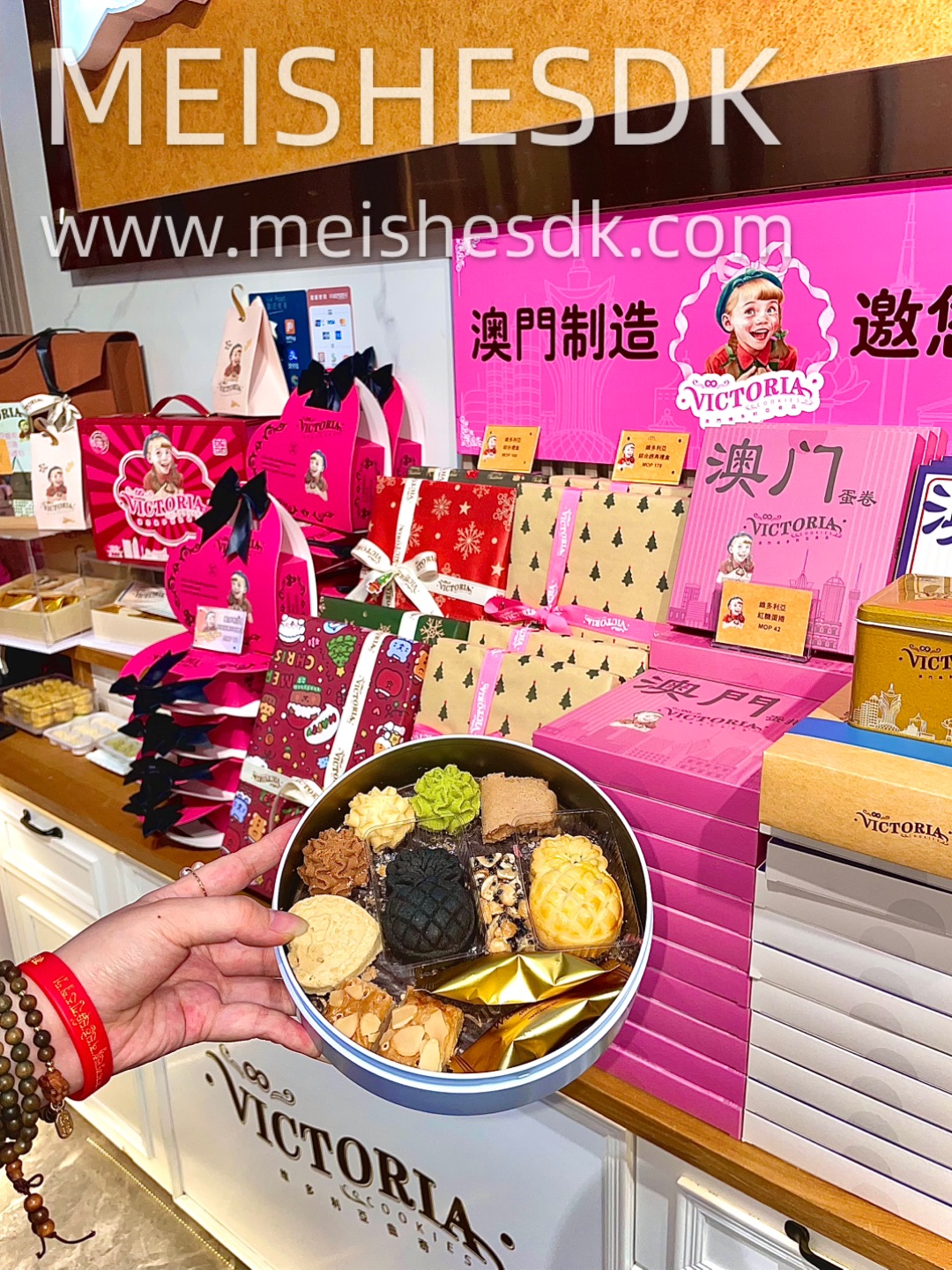 澳门🇲🇴这里🆓领‼️本地人带路的伴手礼。。。  本地人私藏伴手礼别错过 关闸步行5分钟 超多本地人和明星都专程打卡 到店就可以免费薅🎁曲奇盲盒➕澳门原创手绘掼蛋扑克➕爱心形状月饼礼盒 这波羊毛来澳门一定要🐛 - ✔️100%澳门本土制造 拒绝大陆工厂货 用料舍得 进口黄油制作 入口松化酥脆 满满的老澳门手作匠心🥧 ✔️杏仁饼｜三味曲奇｜蝴蝶酥｜凤梨酥｜夏果脆 品类选择超丰富 蝴蝶酥还可以拼成蝴蝶造...