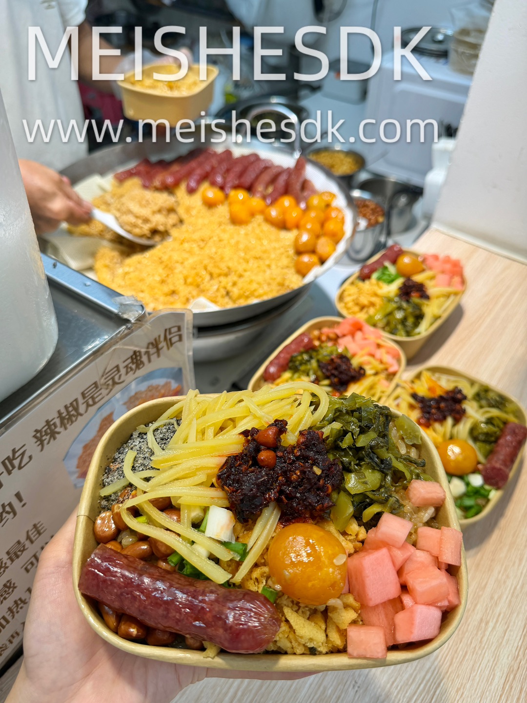 来赤坎老街闲逛的 别错过这家麦叔椰冻 一边是热气腾腾的贵州糯米饭 一边是清爽椰子甜品 本地人逛老街会顺手带上一份 游客路过也值得停下来试试‼️  - ✔️9r 标配糯米饭  蒸得油润软糯 吸满酱汁 咸香适口 不会腻口 ✔️13r全家福糯米饭 每一份都是现点现拌 当天现蒸糯米 拒绝隔夜  双黄蛋、贵州甜肠、酸萝卜、脆油条、土豆丝、花生、折耳根满满铺开 脆、糯、酸、香层层撞在一起 一口料超足 糯米蒸得...