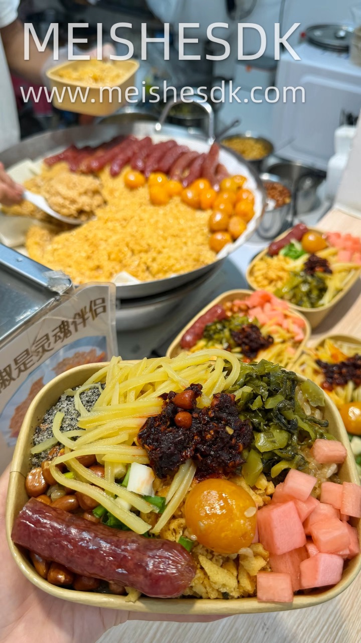 来赤坎老街闲逛的 别错过这家麦叔椰冻 一边是热气腾腾的贵州糯米饭 一边是清爽椰子甜品 本地人逛老街会顺手带上一份 游客路过也值得停下来试试‼️  - ✔️9r 标配糯米饭  蒸得油润软糯 吸满酱汁 咸香适口 不会腻口 ✔️13r全家福糯米饭 每一份都是现点现拌 当天现蒸糯米 拒绝隔夜  双黄蛋、贵州甜肠、酸萝卜、脆油条、土豆丝、花生、折耳根满满铺开 脆、糯、酸、香层层撞在一起 一口料超足 糯米蒸得...