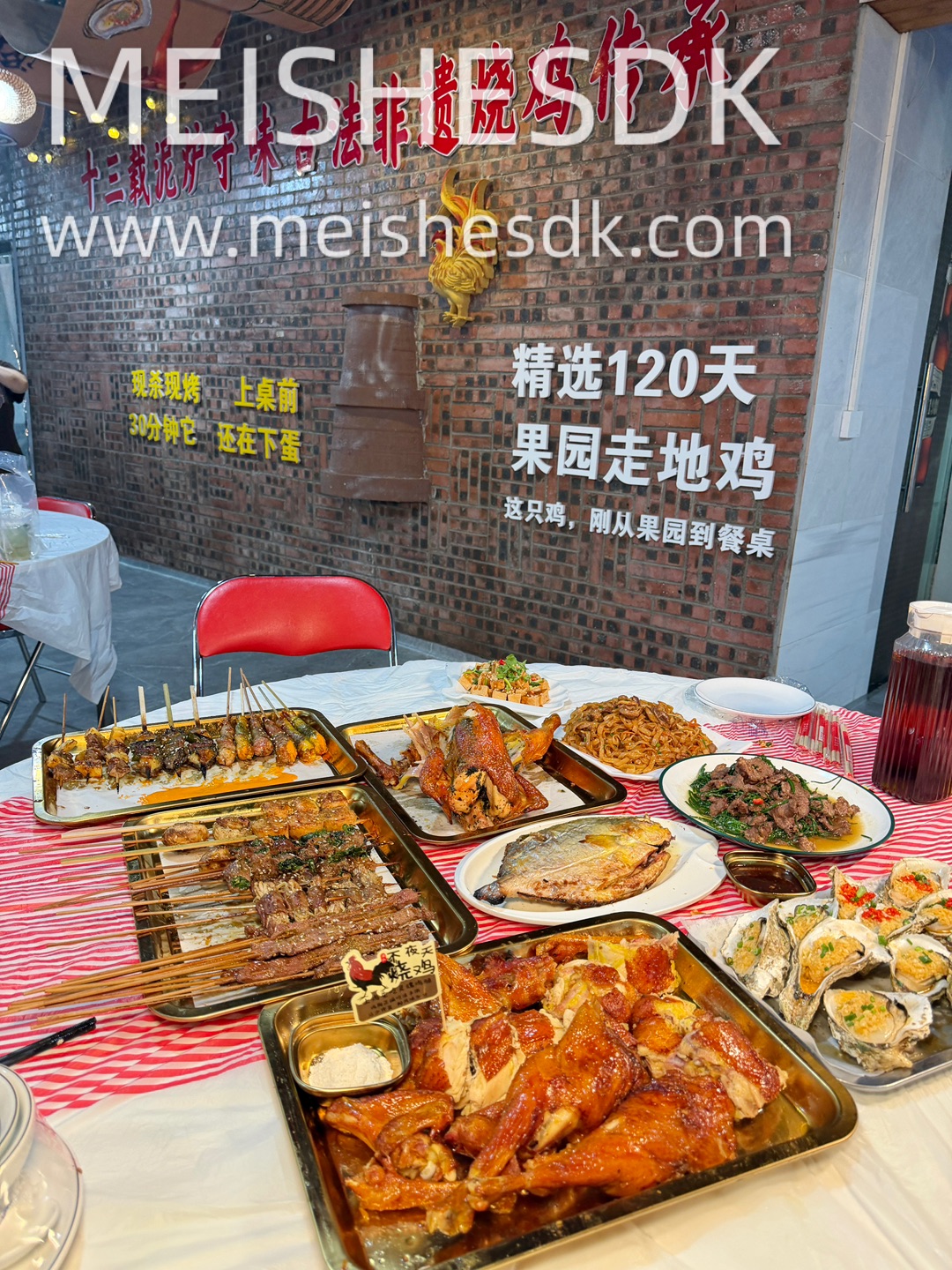 近期吃到一家还不错的荔枝柴烤鸡店 现放炉窖里烤的烧鸡香迷糊了 环境很有烟火气 朋友聚餐、家庭夜宵都合适‼️  - ✔️招牌荔枝柴烧鸡 选用现点现杀走地鸡 荔枝柴明火、传统泥炉慢焖烤制 果木香气牢牢锁进肉里 撕开直接爆汁 皮脆肉嫩一口上头！ ✔️沙葱炒牛肉 沙葱专门从宁夏订购运过来  独特清香 牛肉嫩滑入味 越吃越香 ✔️荔枝茶泥炉盐烧金鲳鱼  盐锁鲜 吃出鱼肉本身清甜 ✔️ 官渡生蚝🦪肥美鲜甜 两...