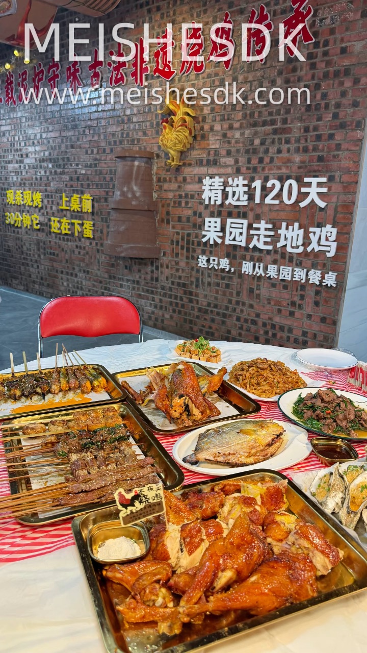 近期吃到一家还不错的荔枝柴烤鸡店 现放炉窖里烤的烧鸡香迷糊了 环境很有烟火气 朋友聚餐、家庭夜宵都合适‼️  - ✔️招牌荔枝柴烧鸡 选用现点现杀走地鸡 荔枝柴明火、传统泥炉慢焖烤制 果木香气牢牢锁进肉里 撕开直接爆汁 皮脆肉嫩一口上头！ ✔️沙葱炒牛肉 沙葱专门从宁夏订购运过来  独特清香 牛肉嫩滑入味 越吃越香 ✔️荔枝茶泥炉盐烧金鲳鱼  盐锁鲜 吃出鱼肉本身清甜 ✔️ 官渡生蚝🦪肥美鲜甜 两...