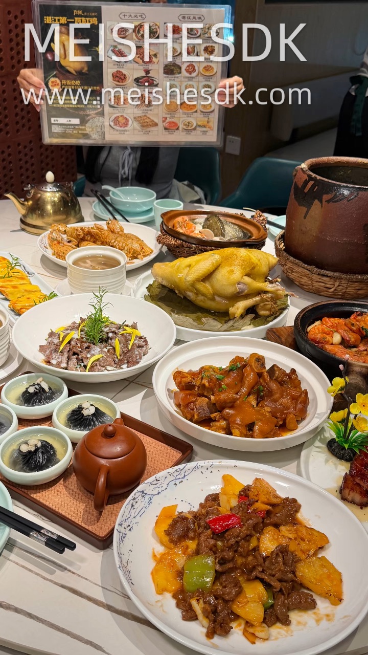 城市广场藏着一家本地人常来聚餐的粤式老店  回头客超多 很多本地人聚餐首选〰️ - ✔️五指毛桃瓦缸鸡 桌桌bi点‼️瓦缸慢焗锁住肉汁 掀开盖子先飘出五指毛桃天然草本香气 温润舒服 轻轻撕开鸡腿 汁水顺着肉流下来 鸡肉质紧实不柴 越嚼越香 自带淡淡的椰香～ ✔️花胶响螺炖老鸡汤 才12.9r一盅  汤头清亮醇厚 料实实在在 饭前喝一盅 暖到胃里 很适合秋冬进补 ✔️除了招牌瓦缸鸡 还有不少地道湛江...