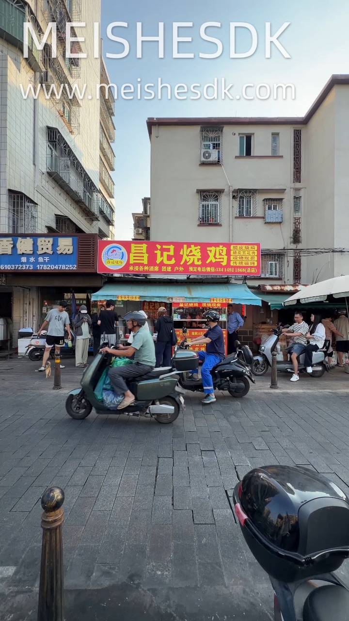 在北桥市场旁附近挖到一家宝藏炭烤烧鸡 开了两年多了 很多熟客回头客 瓦缸炭火现烤 挂炉烤得滋滋冒油 烟火气直接拉满‼️ - ✔️脆皮烧鸡 💰33半只/💰65整只 两种口味🉑选经典咸香和山姜头味 鸡皮烤成薄脆玻璃皮 咔嚓一声超治愈 撕开鸡肉汁水直接飙出来 肉质嫩而不柴 蘸盐粉或者酸甜酱 两种风味都很出彩～ ✔️脆皮烧腩 💰38/斤 肥瘦相间 外皮烤得焦香酥脆 油脂锁在肉里  香而不腻 一口下去超满足...
