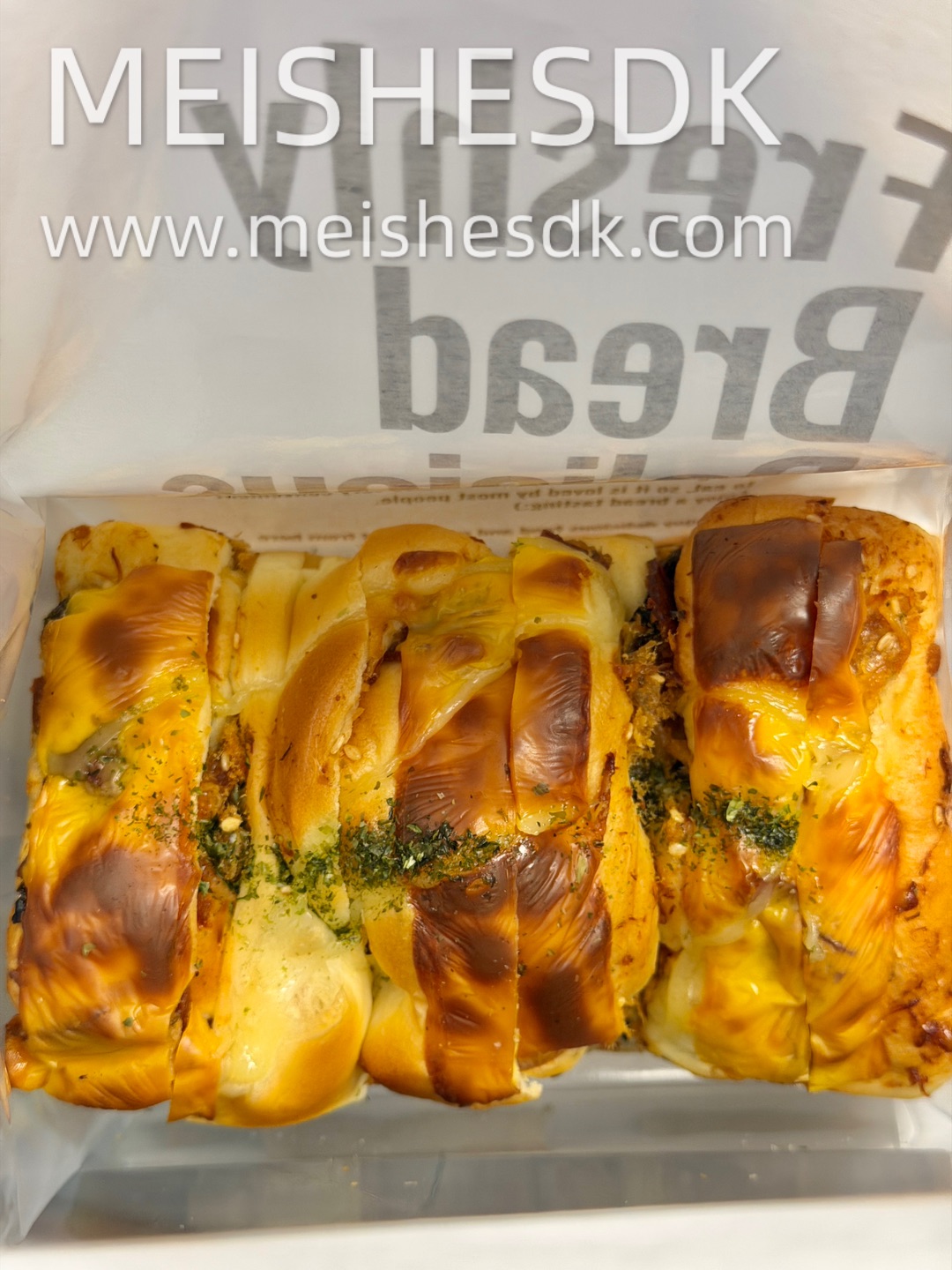无限回购🥐这家面包店 肉脯吐司 咸香肉脯搭配拉丝芝士 吐司松软有嚼劲 咸口脑袋闭眼冲 饱腹感很强 当早餐刚刚好 开心果可颂 外皮层层起酥 咬下去咔嚓掉渣 开心果风味浓郁 内馅绵密不齁甜 蝴蝶酥 小酥到掉渣 甜度刚刚好 随手当小零食超合适。 📍菘果烘焙坊（万达店）