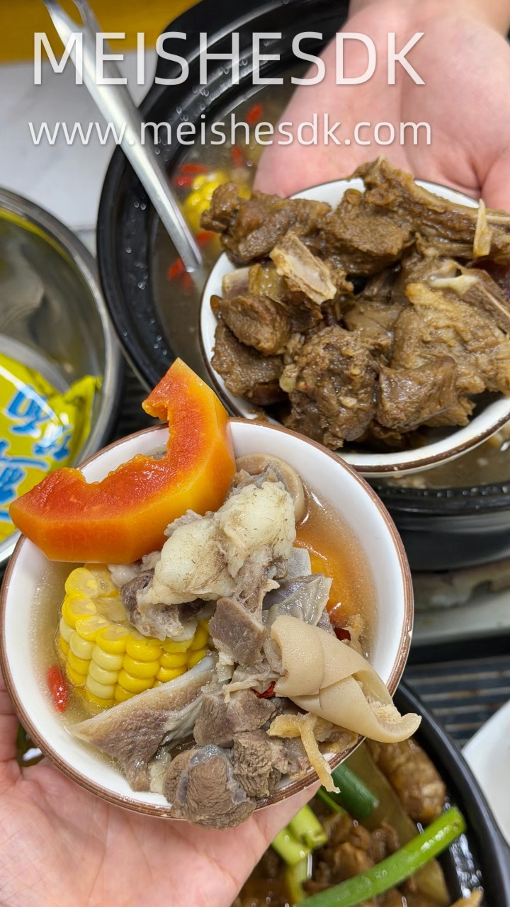 挖到百姓村这家民族烤羊 本地人常来吃 羊肉都是每日新鲜现宰 拒绝冻肉 吃着放心 - ✔️店里两个招牌套餐 实打实3斤鲜羊肉 生重足秤搭配木瓜➕椰子肉一起焖煮 汤头自带清甜 一点都没有恼人的膻味 羊肉炖得软嫩好啃 ✔️套餐里面还配了青菜、华丰面 面条吸饱羊汤 一口直接香迷糊 还有脆皮羊煲外皮焦香 越煮越入味  嚼起来满是肉香 完全没有膻味 ✔️营业到凌晨3点 晚饭、夜宵聚餐都合适 朋友小聚、家庭吃饭...