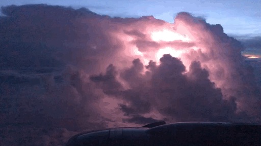 坐飞机的时候，隔壁的云层里电闪雷鸣……这大概是我人生中距离⚡最近的一次……闪电居然是粉红色🙊
