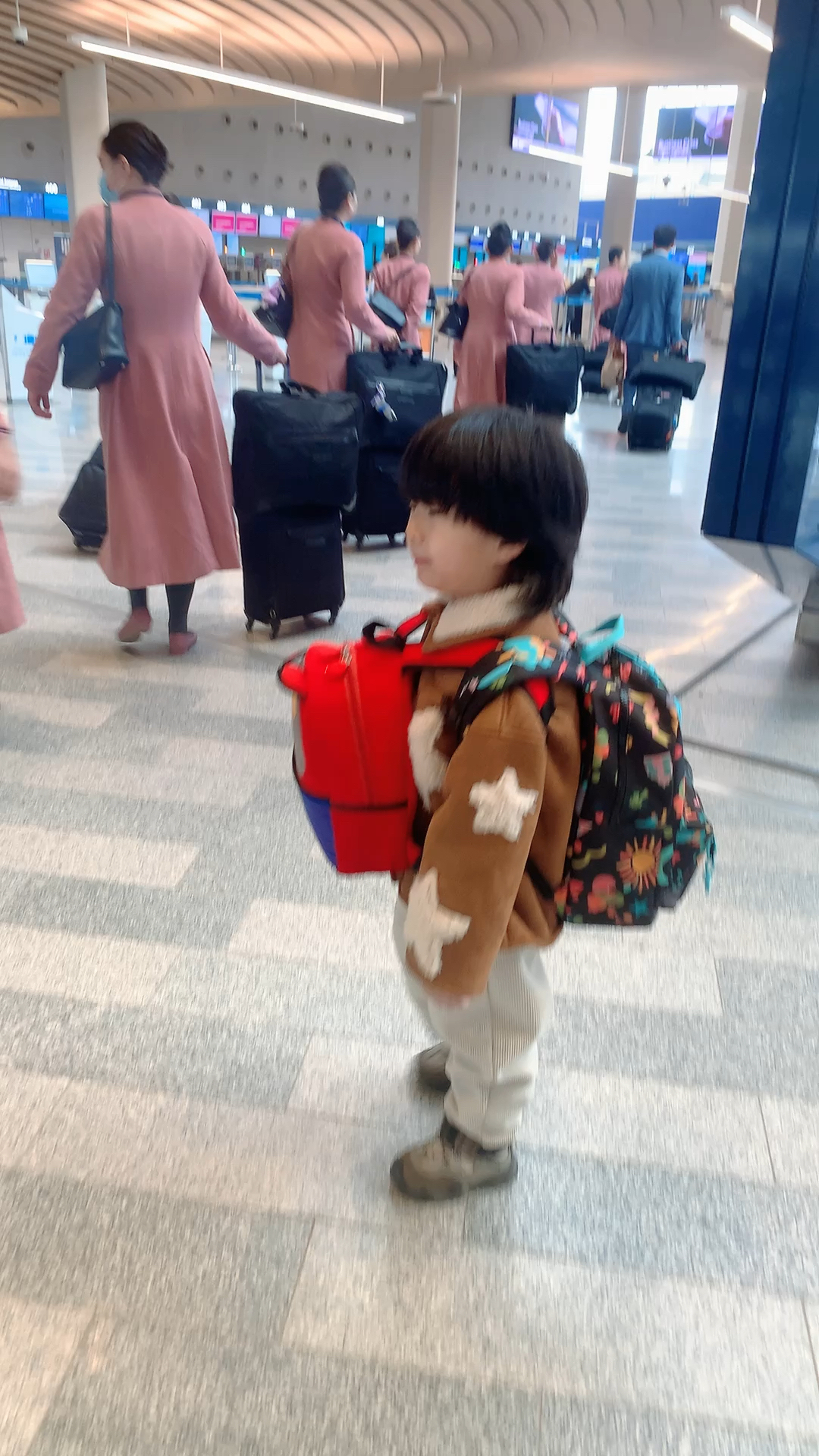 吃苦耐劳的4岁小朋友👦🏻习惯乘坐国际航班