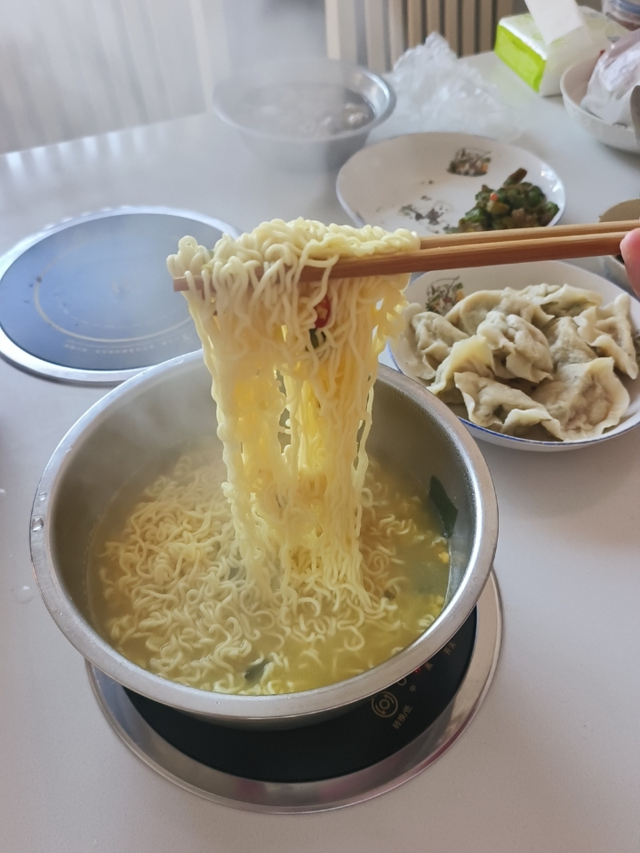 我的早餐 饺子泡面火锅～