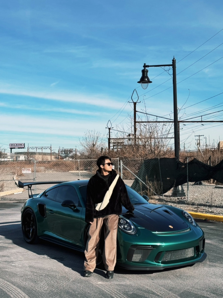 月初在纽约玩了一台网红车 🏎️保时捷911 GT3 RS  在纽约炸街真的太爽了！  万转表底  红线9000转 懂得都懂  之前国内700w  （落地300+400路权） 🩵开完真直呼 内燃机永不灭！ 唯一遗憾的就是 最近下雪 没办法去跑赛道