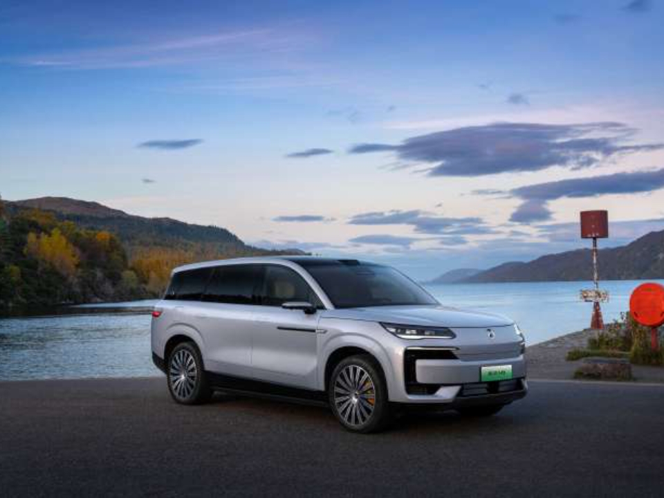 就在今天，腾势N9震撼上市！38.98万元起售！ 作为新能源大型SUV，它堪称实力担当。“易三方”技术加身，提供纯电和插混两种动力。插混版由2.0T发动机与三台电机组成，功率高达680kW ，综合续航超1300公里。车长超5米，轴距3125毫米，气场十足。内饰三屏布局搭配50英寸AR - HUD，科技感拉满。更有云辇-A智能空气车身控制系统、天神之眼B高阶智驾加持。 这样的腾势N9，你爱了吗？