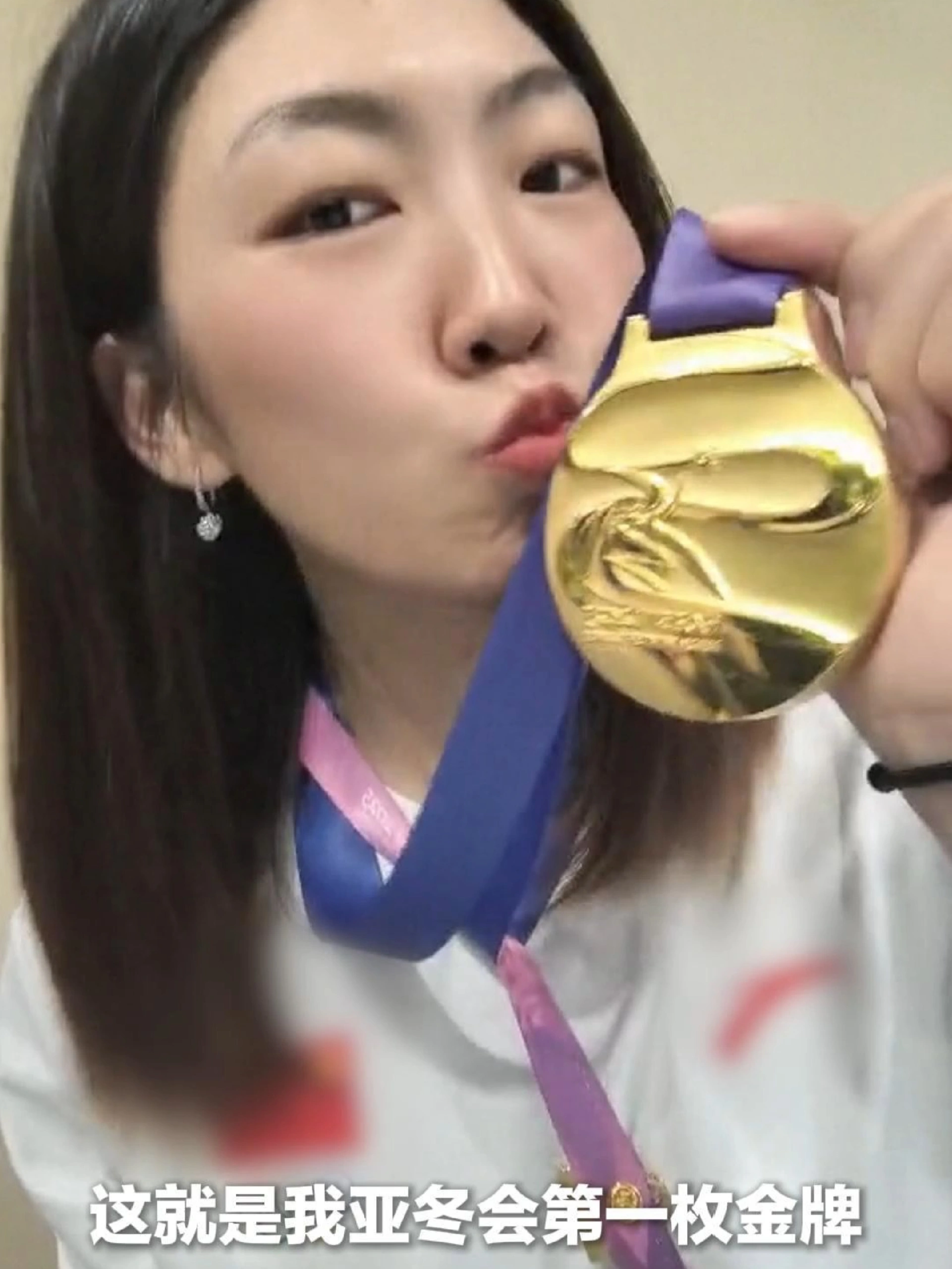 🏋️视频花絮是我亚冬会期间的存货咯～
🧀给大家分享一个我的训练搭子
🥱每次训练完累到瘫的时候
🧀一块飞鹤奶酪总能马上恢复精气神
✌️撕开可以直接吃，特别方便，我都随身携带
🥛入口很绵密，而且超浓郁的奶香和芒果味，
每次训练体前不能吃太饱，我都会吃两块奶酪
饱腹感很强还不胀肚，吃完安心去训练！告诉你们哦，我现在每天都带着优质蛋白能量，又是0添加奶酪，还有10倍牛奶钙，训练前来一块完全没负担！现在已经...