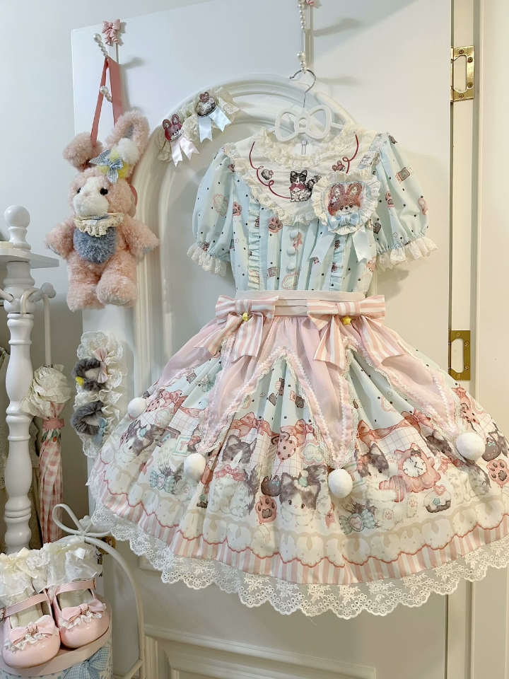 怎么会这么萌啊这条！！！领口处的猫咪刺绣真嘟是太可爱了吧 #Lolita #lolita原创设计 #吃我一波lolita安利