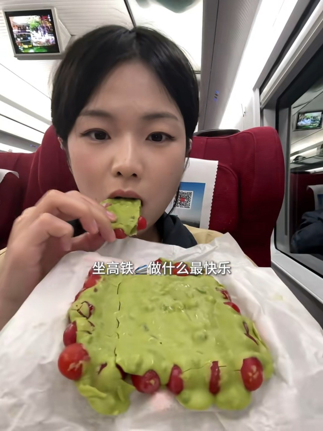 极限一小时体验高铁🚄上吃吃吃的快乐！！