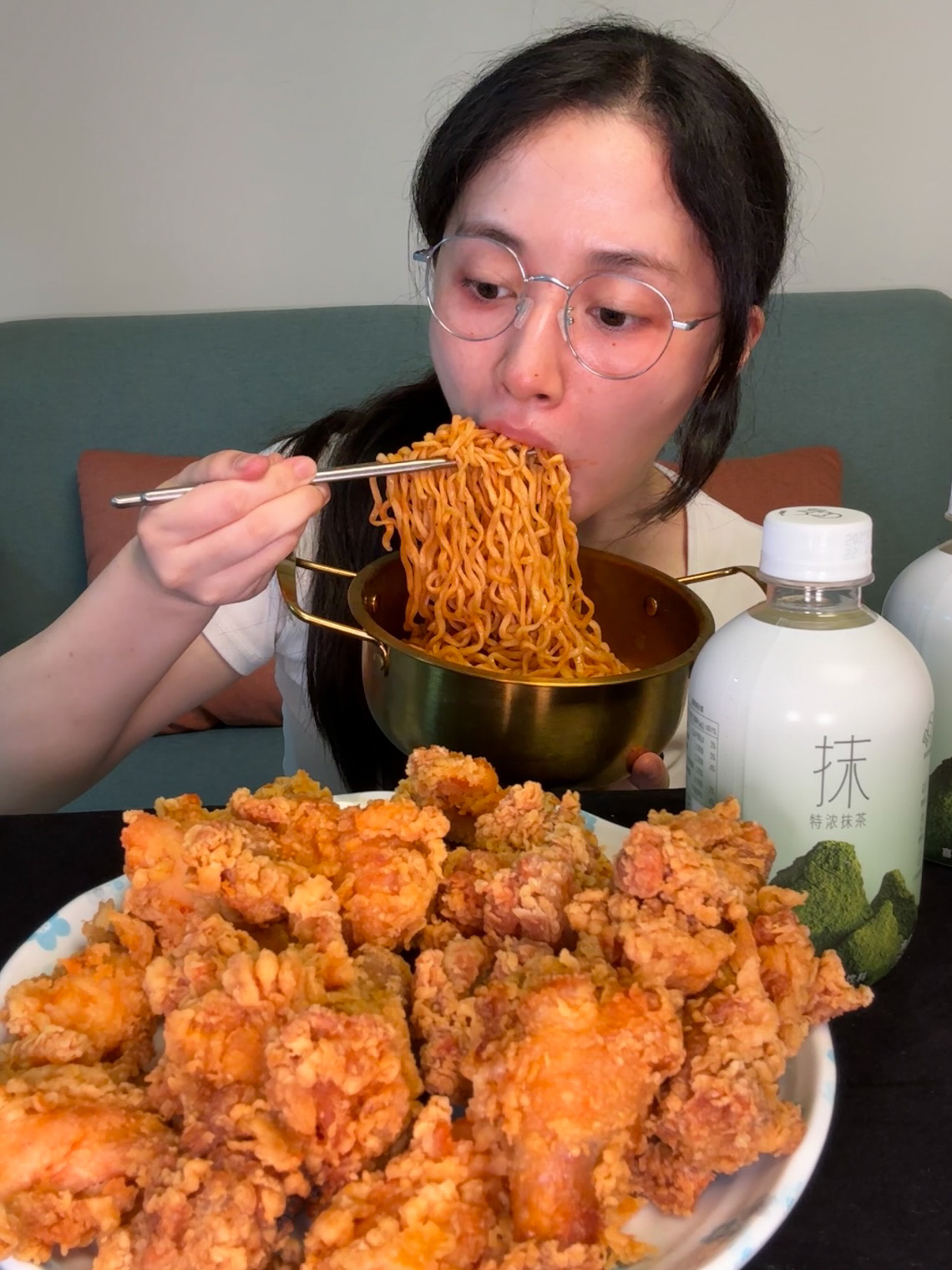 爽吃一顿炸鸡火鸡面和特浓抹茶