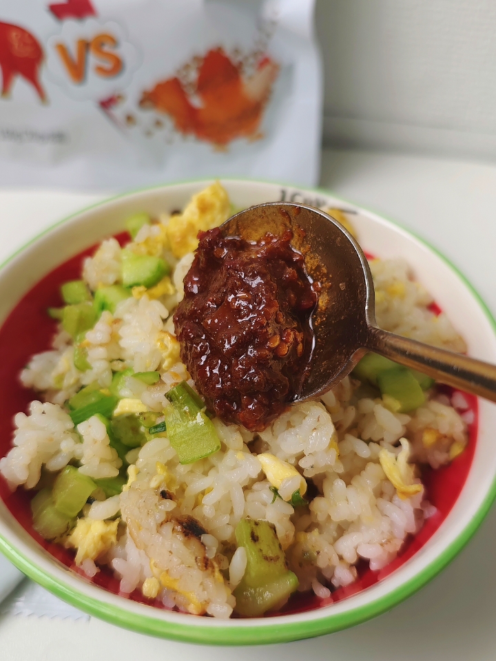 炫饭神奇当然是牛肉酱啦