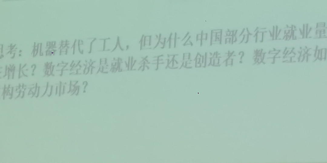 建议三点半前到机场吧。我两点半从市区出发，去到机场三点，线下值机排了好久快三十分钟，最后过完安检海关到登机口附近是四点钟，你可以参考下，五点二十开始登机
