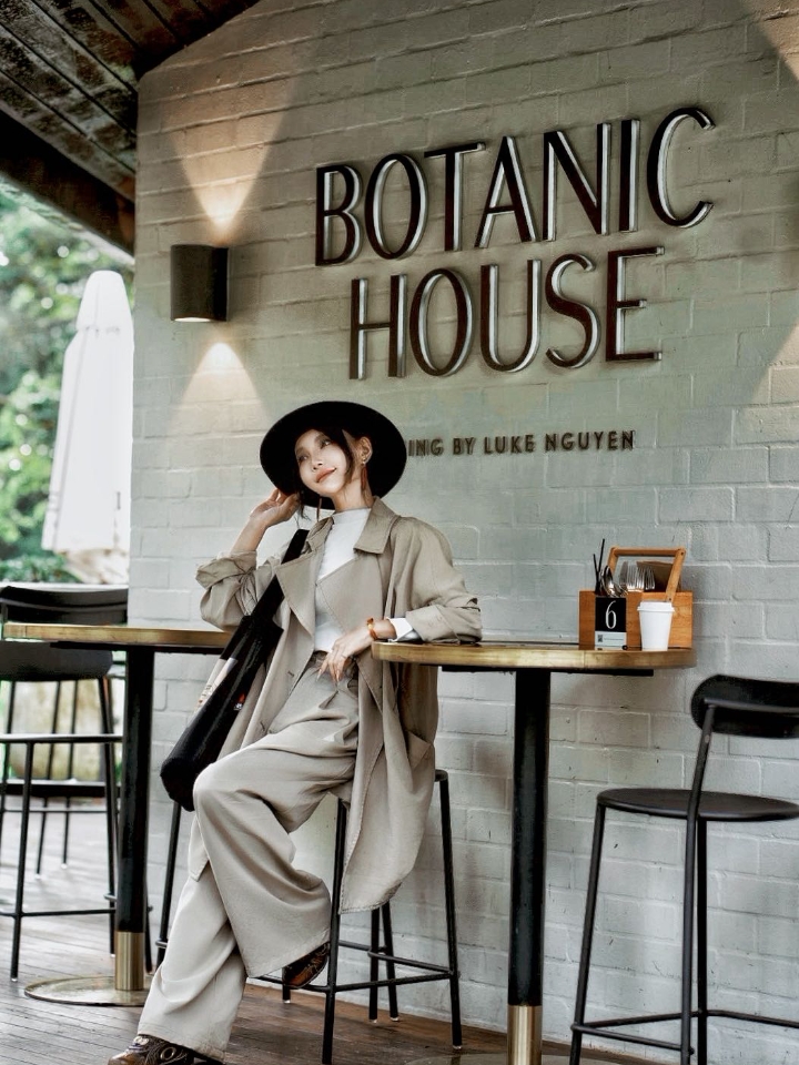 悉尼必打卡！皇家植物园里的「绿野仙踪」玻璃餐厅🍴 Botanic House，歌剧院旁的自然美学餐厅。被绿意包围的玻璃屋餐厅！180°落地窗将皇家植物园尽收眼底，置身热带丛林用餐体验，享受