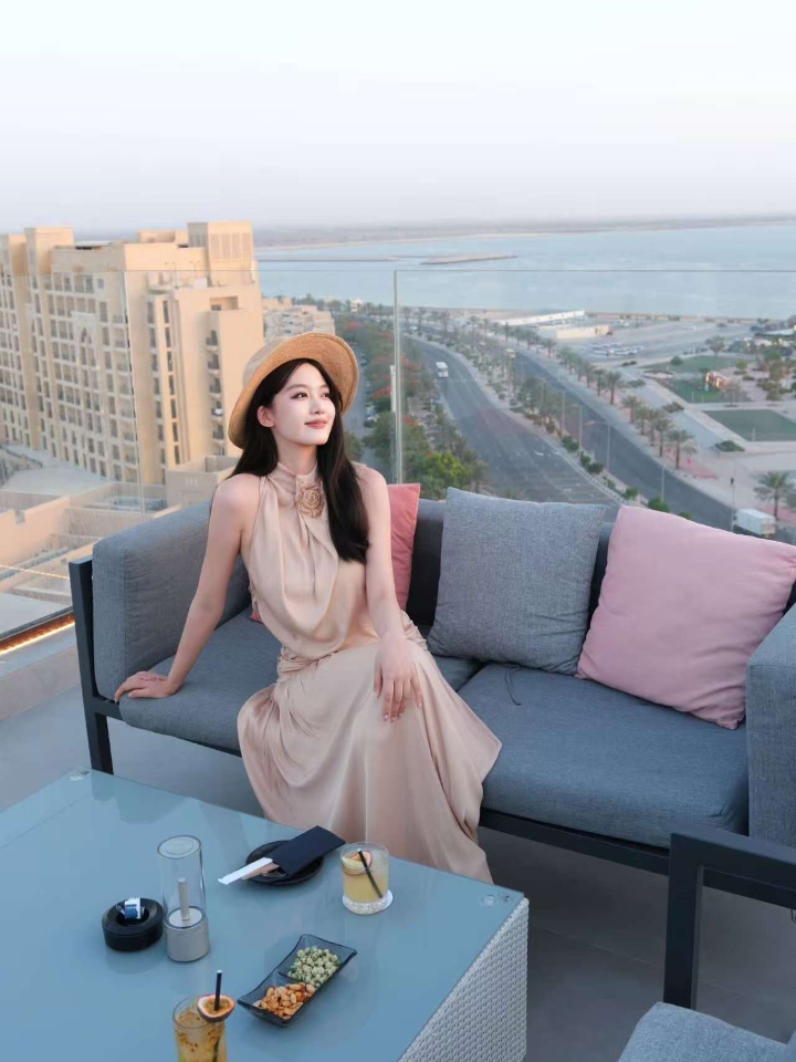 拉斯海马 | 原来真的有地方能把生活过成诗   这次入住拉斯海马movenpick酒店，直接被顶楼sky bar的落日下午茶拿捏住了！   坐在露台软椅上，点了超新鲜的寿司拼盘，刺身软嫩弹牙，搭配两杯清爽特调饮品，微风吹过，冰冰凉凉超解腻～  坐在这儿，能俯瞰整个酒店全景，泳池波光、绿植摇曳，加上橙红落日一点点沉入地平线，海面被染成橘子汽水色，这一刻真的chill到骨子里！   随手拍都是氛围感大...