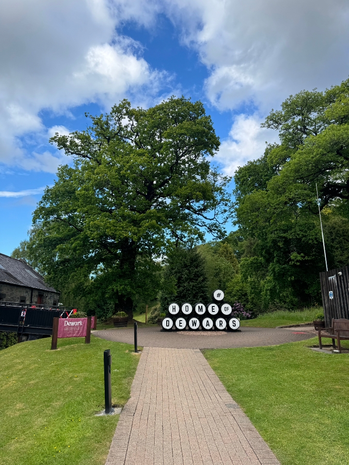 🥃隐匿于苏格兰高地的Dewar’s Aberfeldy Distillery，是威士忌爱好者的朝圣之地。  它建于1898年，由帝王家族的Tommy Dewar和John Alexander Dewar创立 ，为Dewar's帝王品牌贡献核心麦芽威士忌。酒厂依皮提里溪而建，水源优良且富含黄金，赋予威士忌独特风味，也因此它被称为“黄金威士忌”。  酒厂由著名建筑师Charles Doig设计，独特的...