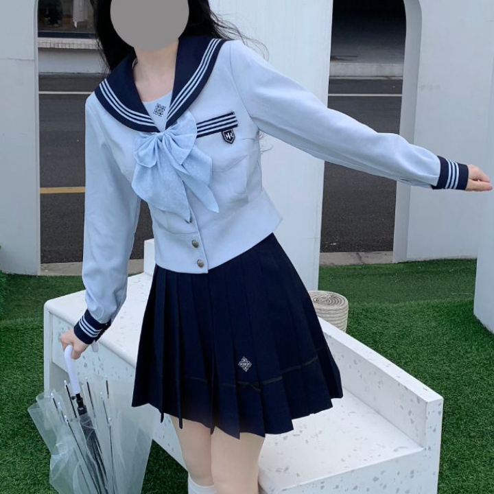 救命，这个晴空蓝真的绝啦，怎么会这么好看的嘞！！！模特小姐姐搭配开衫也是绝绝子 #jk#梗豆抚蝶女子#抚蝶女子晴空蓝