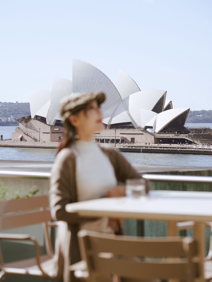 Sydney｜悉尼CBD神仙视角Fine Dining！$85吃歌剧院+海港大桥同框！ 在美术馆顶楼吃仪式感晚餐是什么体验？ 这就来为你解答。 👇 📍 Canvas Sydney | The Rocks MCA 4楼 ➤ 180°无敌景观：落地窗前独享海港大桥&歌剧院黄昏（⚠️一定要预约窗边位！）   ➤ 人均$85高性价比：set menu吃出fine dining天花板质感‼️   · 📸 拍...