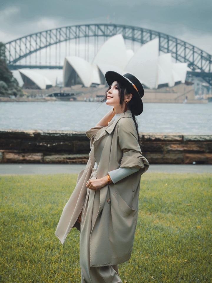 Sydney｜🌿悉尼皇家植物园，绝美机位+隐藏玩法大公开！ 又到了每年的雨季，最近悉尼每天都在下雨，雨天在植物园漫步别有一番风情🚶。在悉尼心脏处，这座200岁的植物园是自然与文明的共生诗篇。下面就来给大家盘盘这次我们拍照发现的点位。 · 👉明信片同款打卡点：麦考利夫人座椅 📍位置：植物园最北端，沿女王步道步行15分钟直达   · 悉尼歌剧院与海港大桥