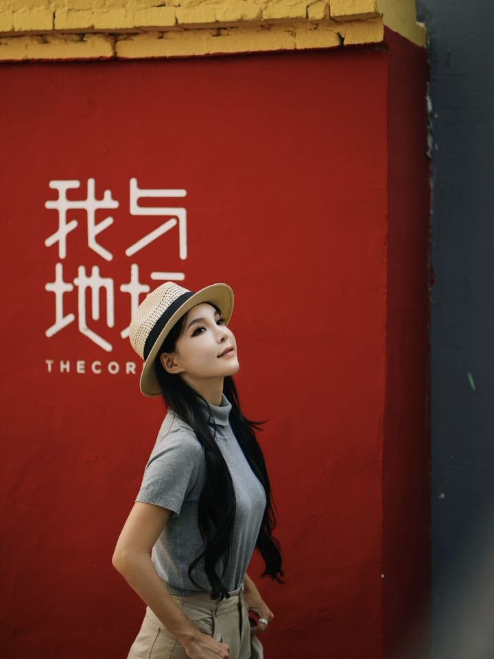 BEIJING｜我与地坛 关于四季，铁生这么说 如果以一天中的时间来对应四季 当然是春天是早晨，夏天是中午 秋天是黄昏，冬天是夜晚 ——📍地坛公园《我与地坛》 · 如果你来北京，不要去人山人海的景点，不然去地坛公园走走看。据说北京的各种坛能量场很强，祭天祭地的地方不免让人宁静而有力量，走在蓬勃生长的松柏长青里，听着园内各种乐器的演奏，仿佛真的有茅塞顿开的能力。借着这股能量场，这个周末比往常的周末甚...