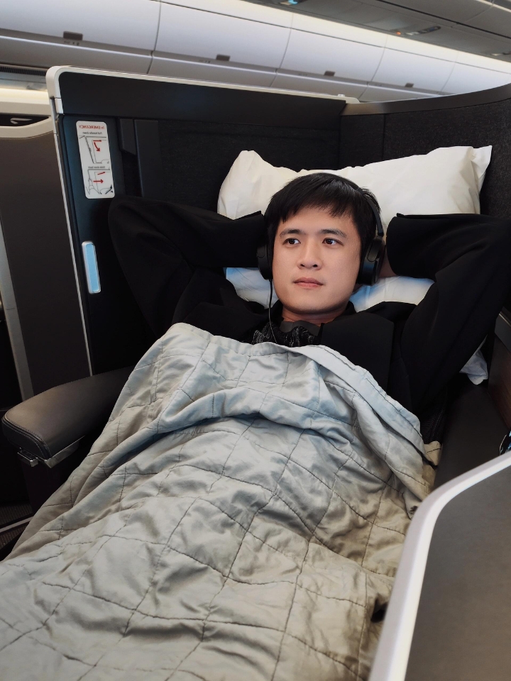 为什么我这么热衷坐商务舱？ 我喜欢旅行 我去了100个国家。 以前喜欢穷游 练就了一铁腚  各种红眼航班 依稀记得去南极那次 杭州-香港-旧金山-智利 单程花了3天 飞机上都坐了40小时了 这几年岁数大了 真的很爱坐商务舱 因为我更爱静谧  门一关  有一个完全属于自己的空间 虽然不大 但是能让我躺平 也很舒适 也能享受很好的服务 其次 现在的消息太多了 几乎24小时不间断 在飞机上能安静一段时间...
