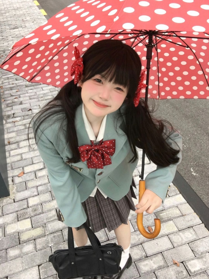 还得是梗豆啊！！！这个薄巧西服真的绝啦，这个版型真的是好nice #jk#jk西服#梗豆水玉西服