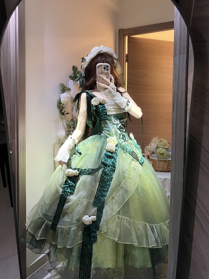 这条也是嘎嘎好看啊，该说不说俺还是更喜欢绿色款，真的特别米啊 #吃我一波lolita安利 #lolita原创设计 #Lolita