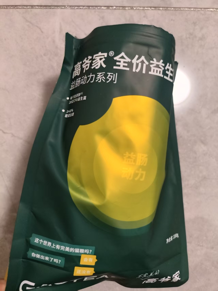 最近投喂流浪猫的一些猫粮包装袋，拍照留念。