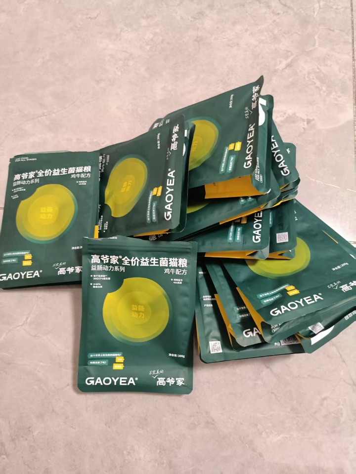 有没有宝子给自己家猫猫吃这个猫粮，怎么样？最近买了这个牌子的猫粮去投喂流浪猫，流浪猫还挺喜欢吃的～已经吃了这么多袋了。