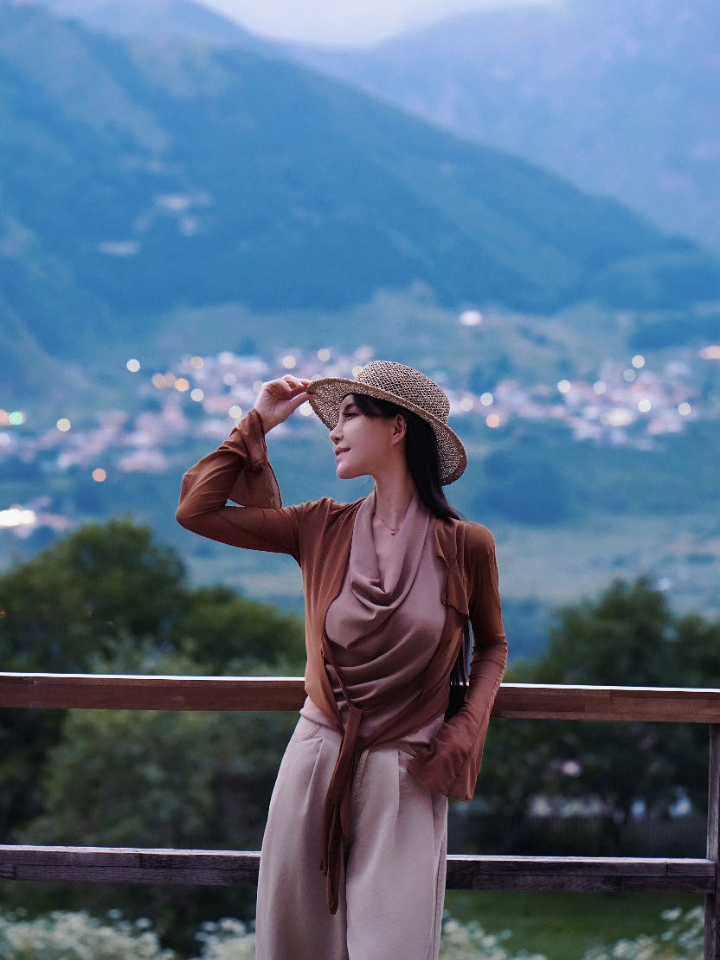 雪山与遗憾，都是旅途的注脚｜Rooms Hotel Kazbegi 傍晚的Rooms Hotel Kazbegi，雪山被染成淡金色。  没有订到房间，但还是在酒店享用了一顿晚餐。 · 格鲁吉亚红酒微涩，搭配炭烤肉的香气，远处圣三一教堂的剪影渐渐隐入暮色。服务生轻声提醒：“日落后的雪山会更蓝。” 果然，天光褪去，雪峰像被泼上一层冷调的水彩，而餐厅的壁炉适时亮起，暖黄的光映在酒杯上——那一刻忽然觉得，...