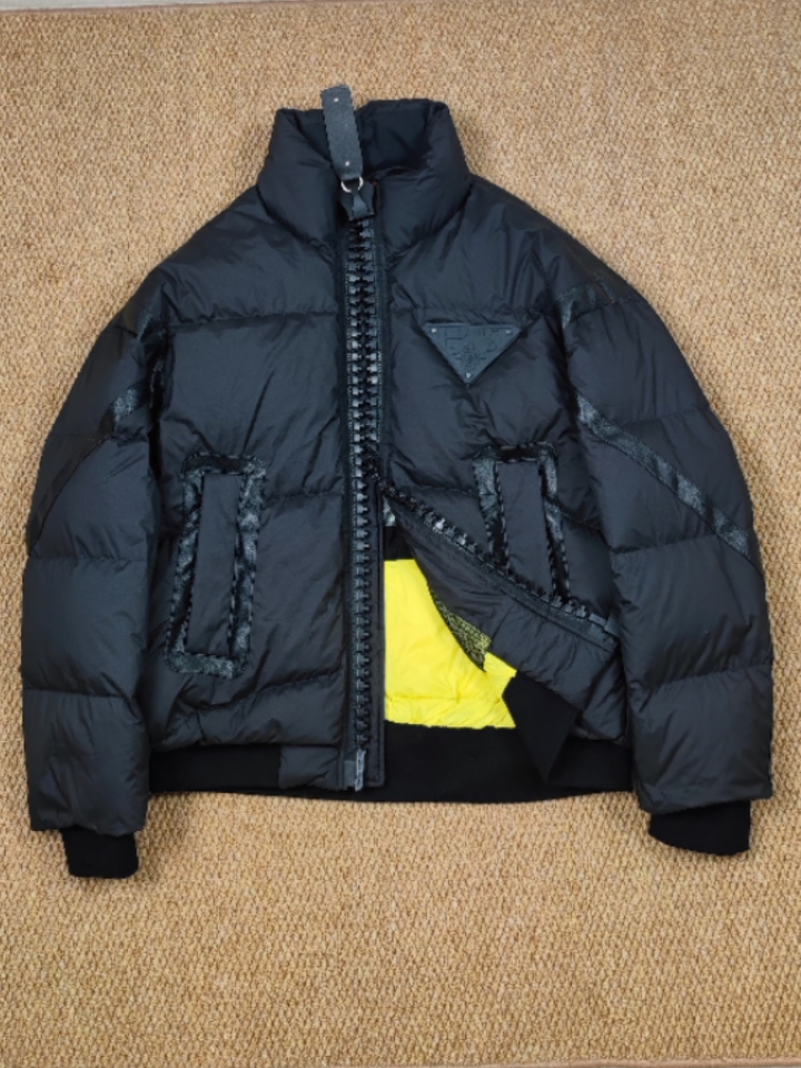 🔵Prada 25FW 黑黄拼色羽绒服｜时髦精必入