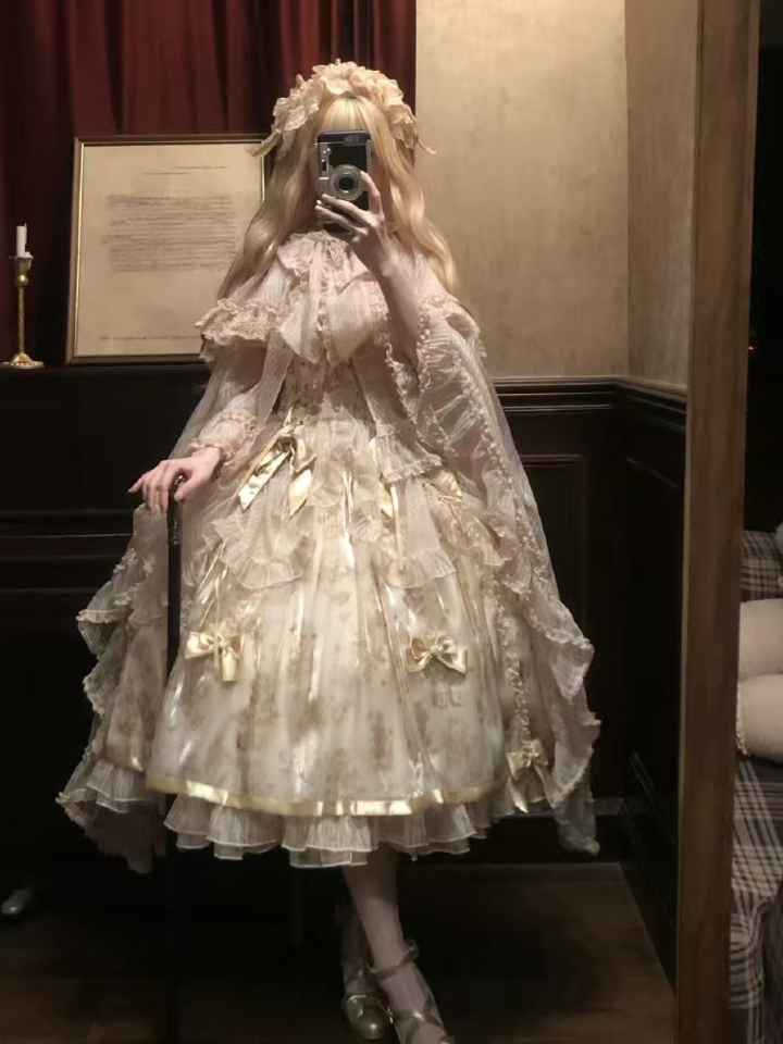 鎏金网纱裹着碎光，褶皱蕾丝在裙摆写诗，斗篷一披直接拽进宫廷旧梦！