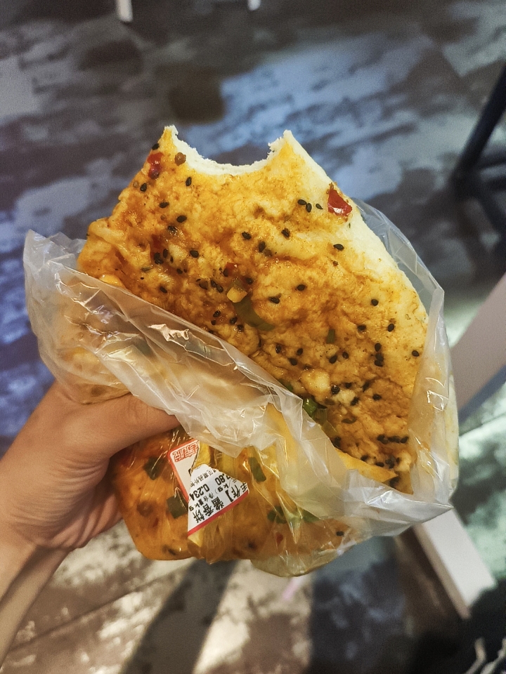 午餐一个酱香饼➕一个桃